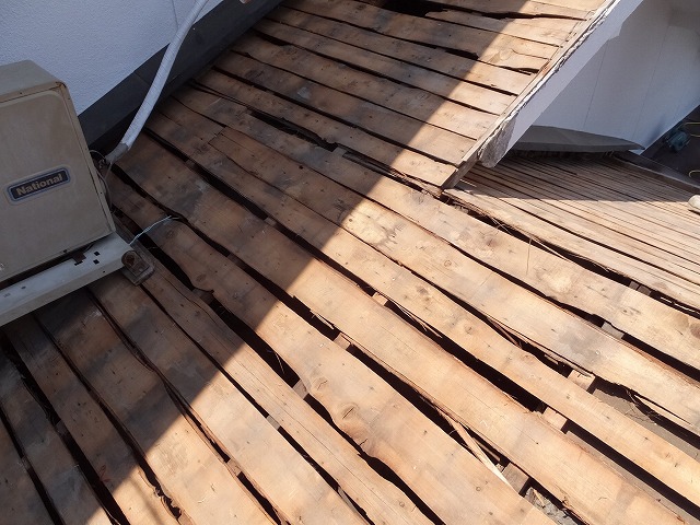 古い瓦屋根の屋根下地